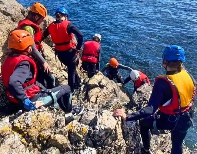 Coastering na klifach Helligdomsklipperne na Bornholmie