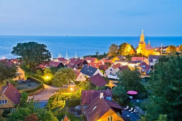 Widok z wzgórza Bokul na Gudhjem