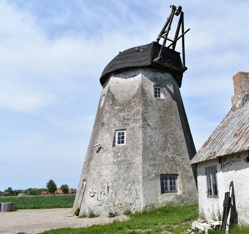 Saxebro Mølle - historyczny młyn holenderski na Bornholmie